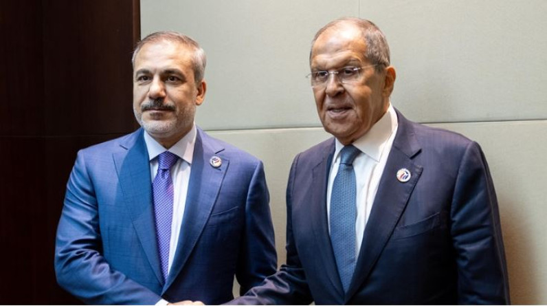 وزير الخارجية التركي يلتقي نظيره الروسي في لاوس